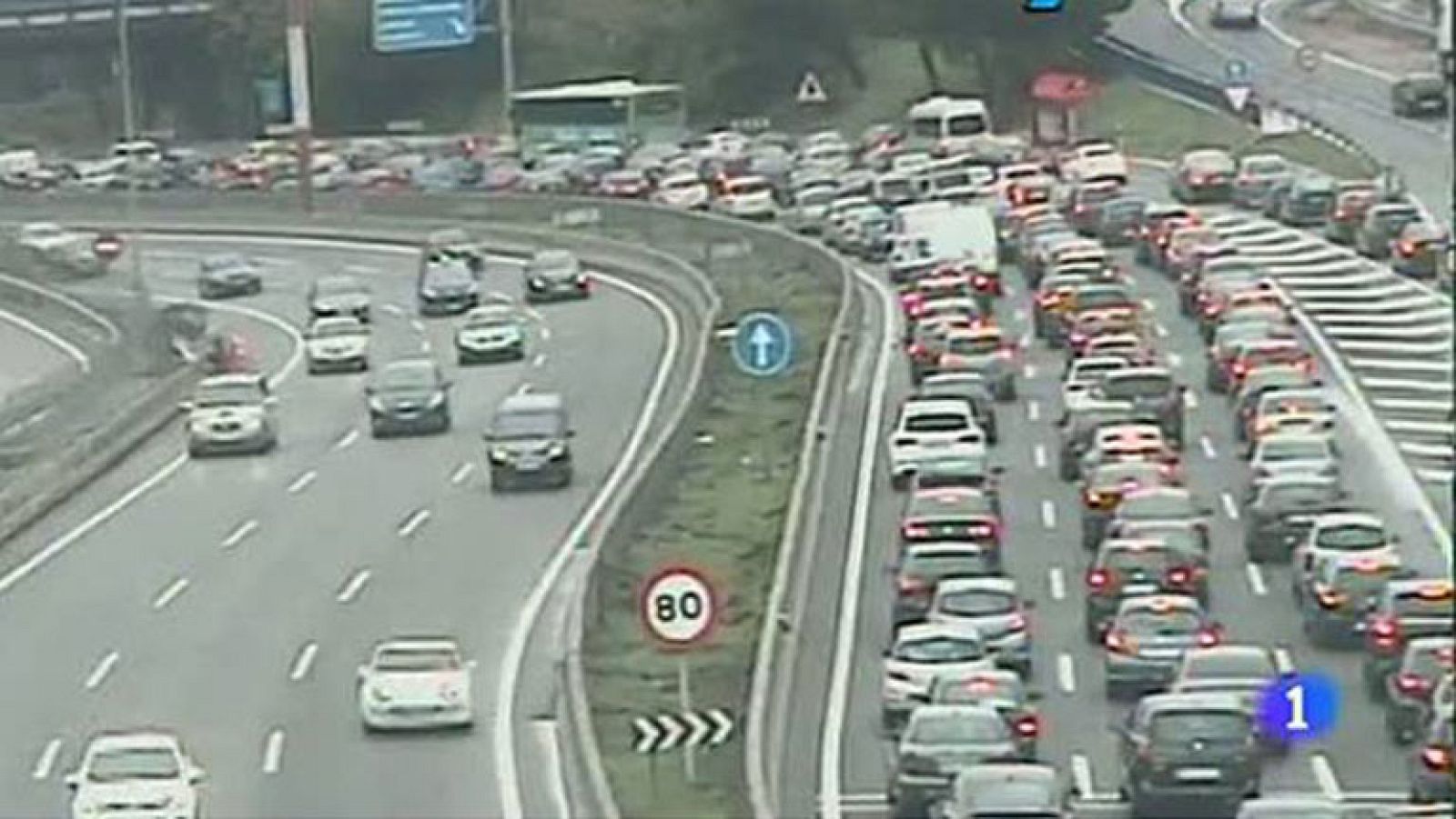 Una marca de teléfonos colapsa la M-40 al regalar 50 euros en gasolina | Ver