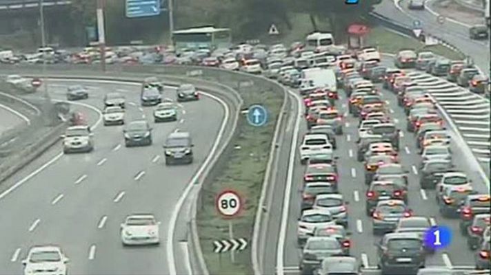 Telediario 1 - Una marca de teléfonos colapsa la M-40 al regalar 50 euros en gasolina