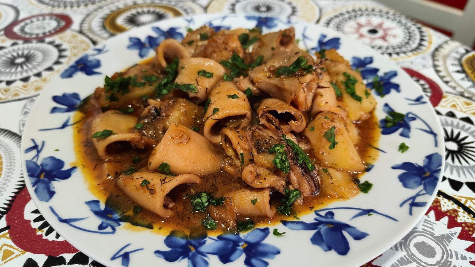 La cocina de Adora: Receta de calamares en salsa con patatas