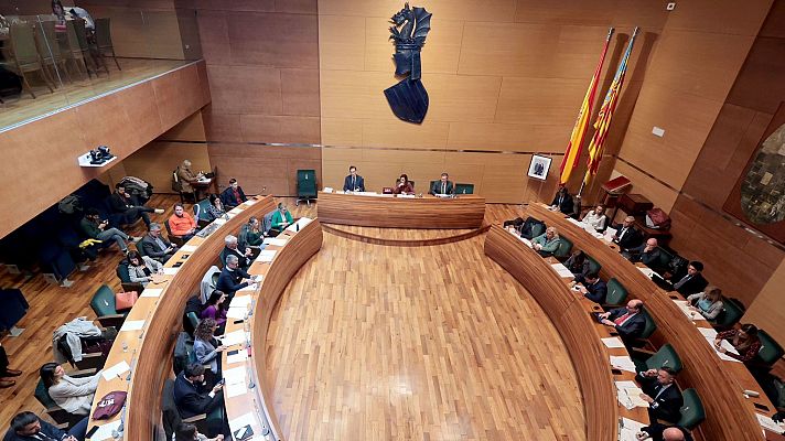 VOX impide en Valencia aprobar una moción de apoyo al 8M y se graba un vídeo cantando 'Viva España'