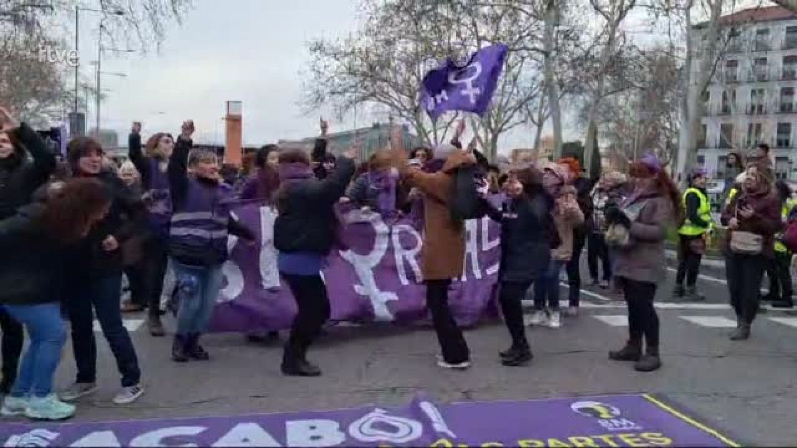 8M: Manifestantes bailan y cantan "Ay mamá" de Rigoberta Bandini