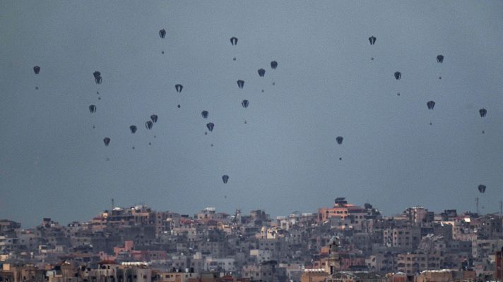 Cinco gazatís mueren al caerles ayuda enviada por aire en Gaza
