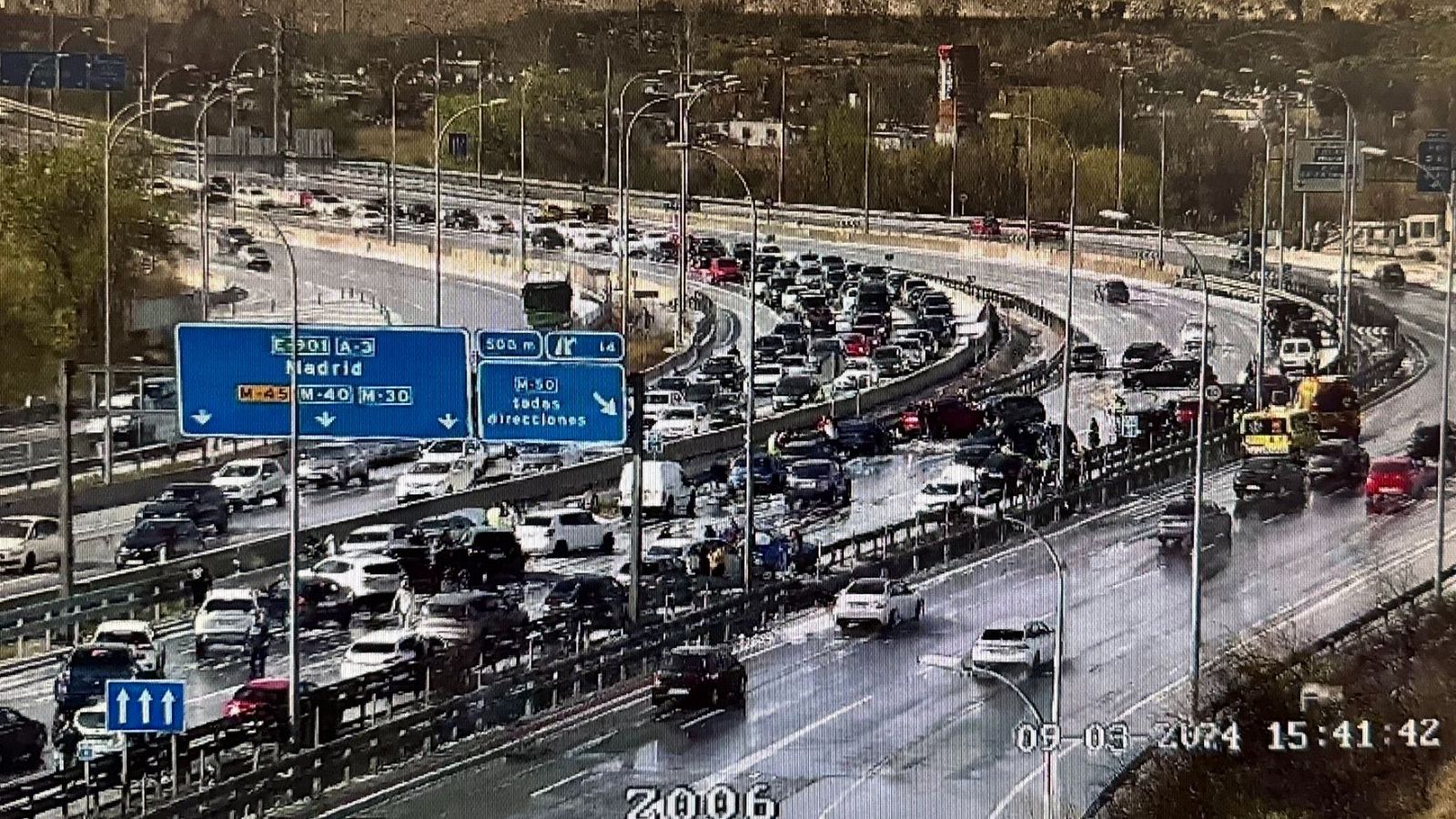 Un accidente múltiple en la A-3 implica a 30 vehículos en la entrada a Madrid