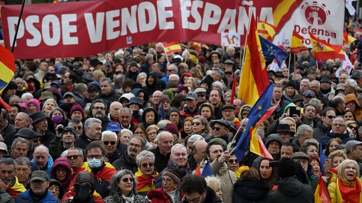 Miles de personas se congregan en la Plaza de Cibeles de Madrid contra el Gobierno de Sánchez