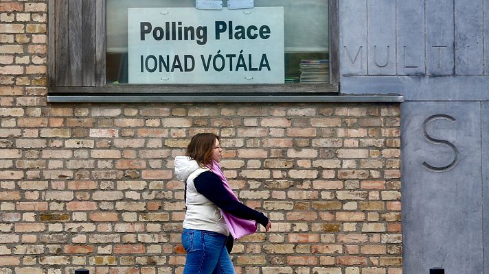 Los irlandeses votan 'no' en los referéndums para cambiar la definición de familia y el papel de la mujer