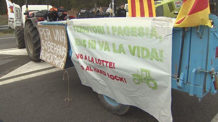 L'Informatiu - Ecologistes i pagesos tallen l'AP-7 per rebutjar els macroprojectes urbanístics