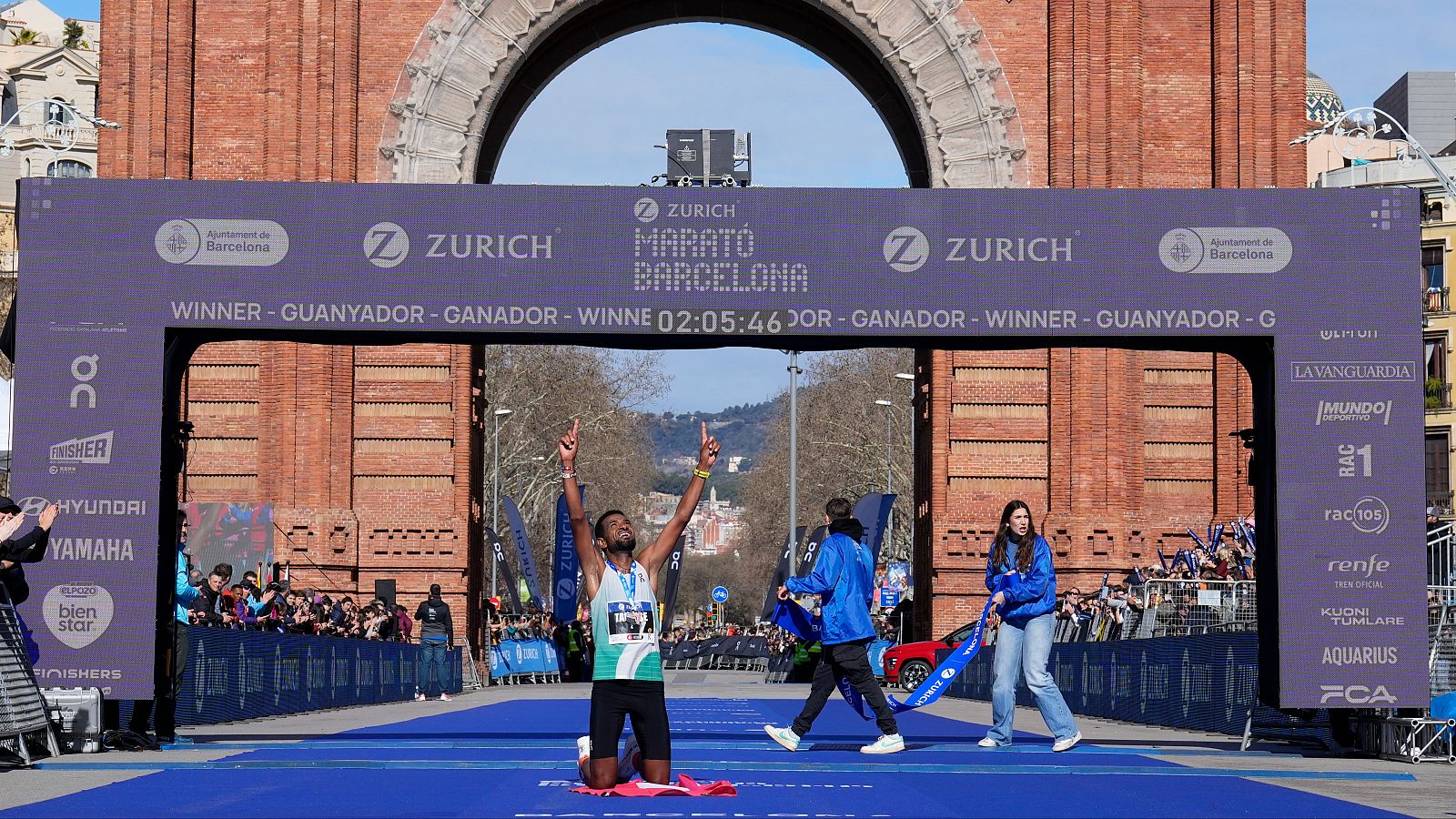 Tadesse (con récord de la prueba y recuerdo para Kiptum) y Azimeraw, ganadores de la maratón de Barcelona