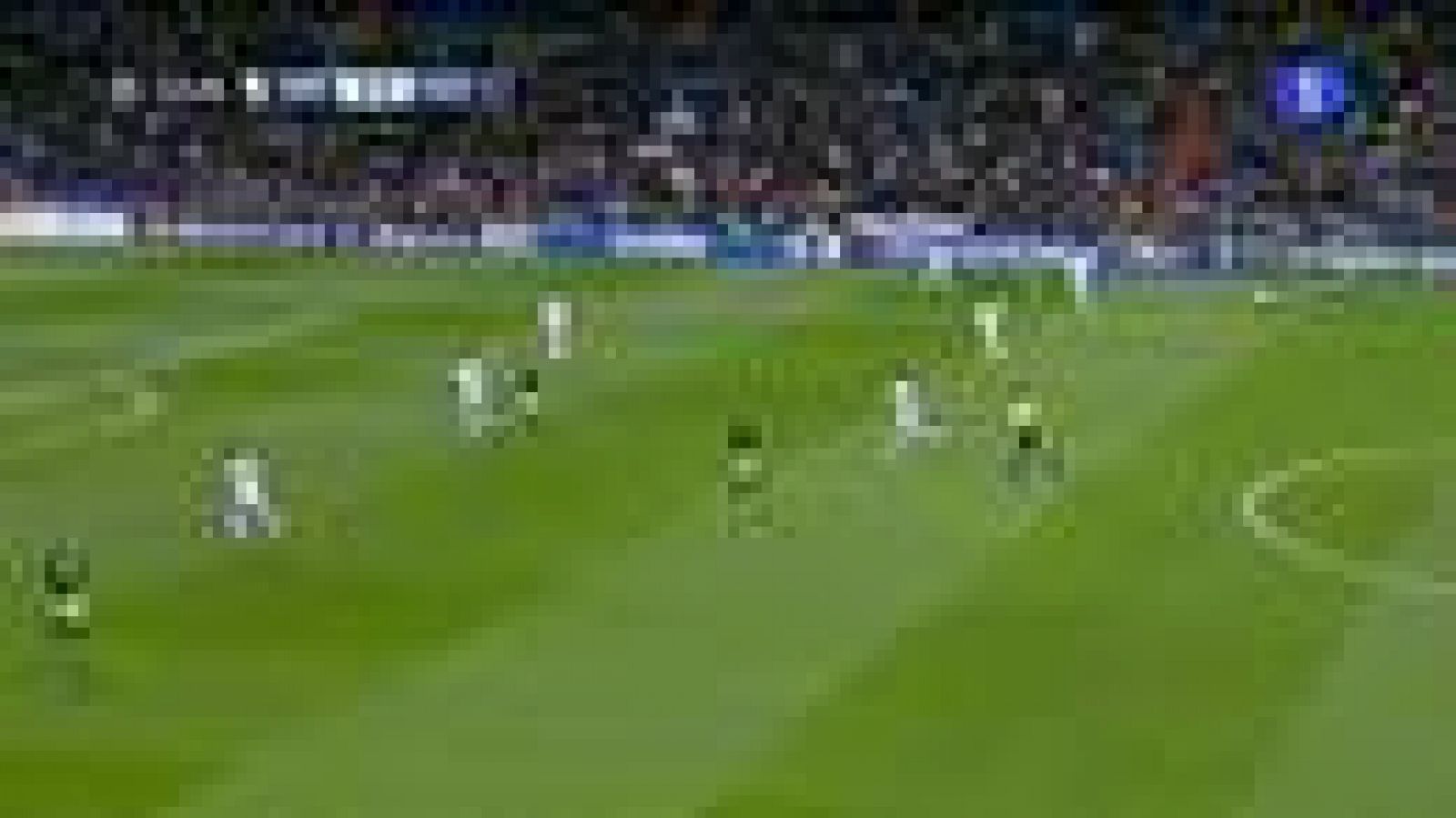 El delantero portugués del Real Madrid, Cristiano Ronaldo, ha abierto el marcador ante el Ajax de Amsterdam en el minuto 12. En la jugada han intervenido Modric y Benzema. 