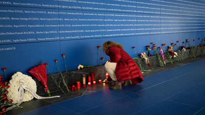 Flores, música y minutos de silencio para homenajear a las víctimas del 11M