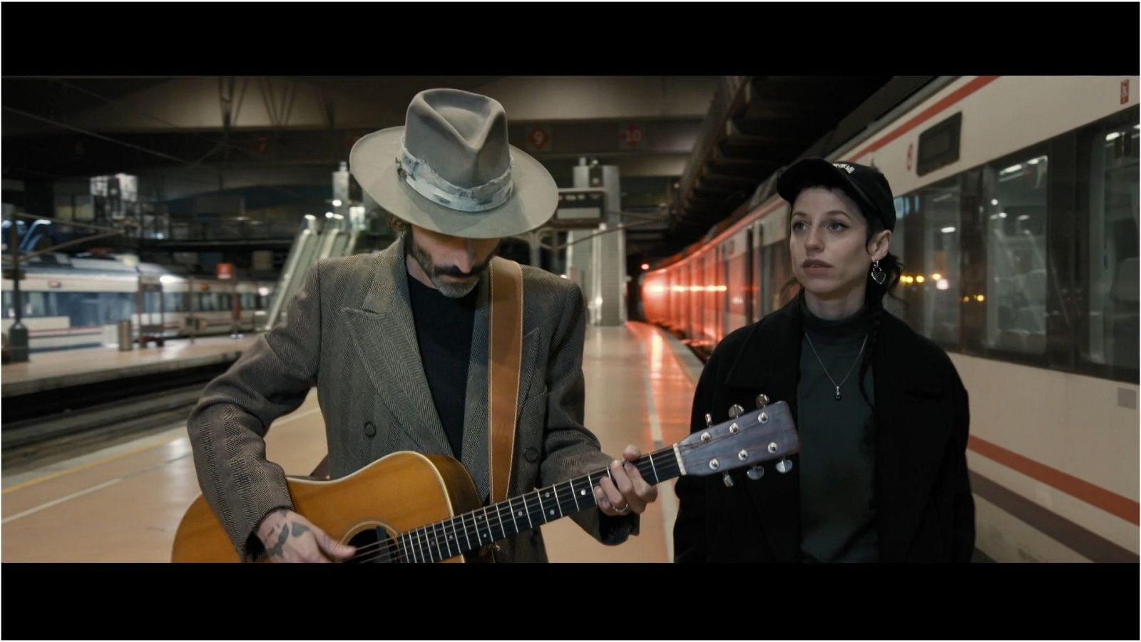 Leiva y Travis Birds homenajean a las víctimas del 11M con 'Yo me bajo en Atocha' | Ver