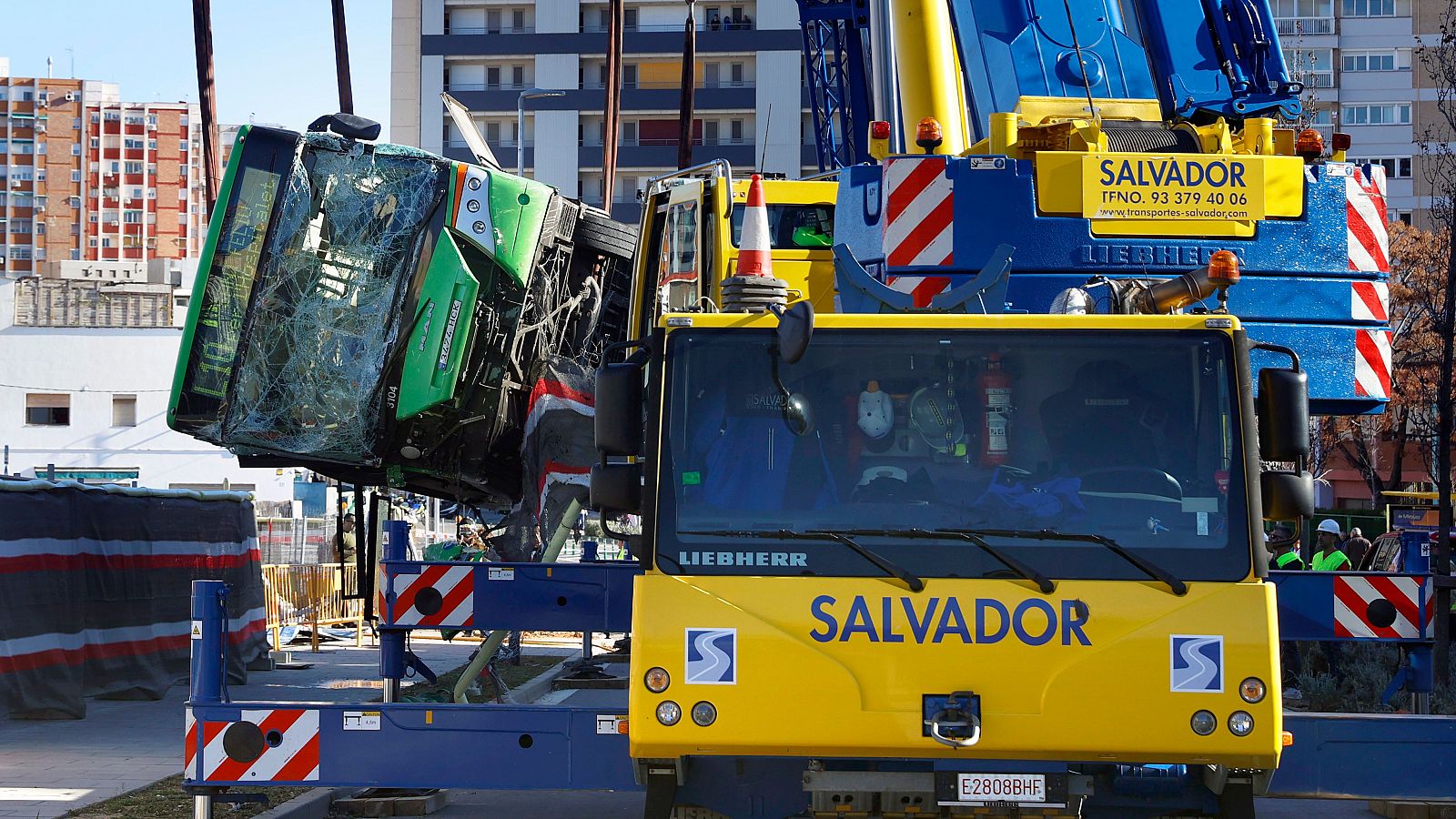 Al menos 14 heridos, una de ellas crítico, tras caer un autobús en unas obras de Esplugues de Llobregat