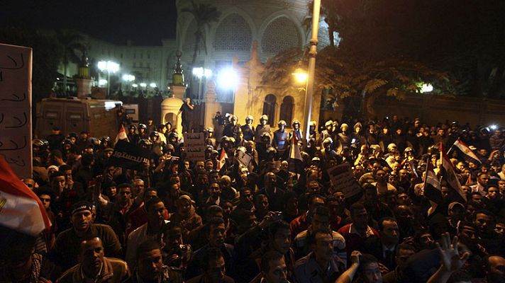 La policía egipcia dispersa con gases a los manifestantes ante el Palacio Presidencial