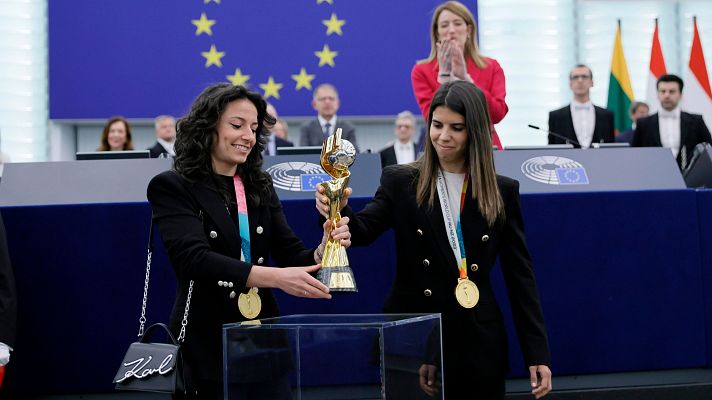 Fútbol - Ivana Andrés y Alba Redondo, ovacionadas en el Parlamento Europeo