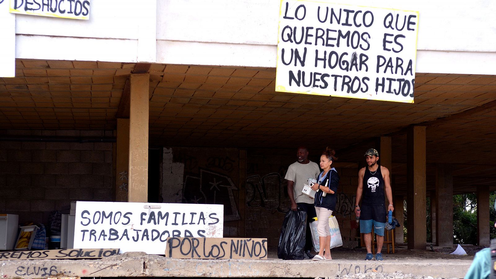 Desahucian a 90 familias de un edificio en ruinas en Arona