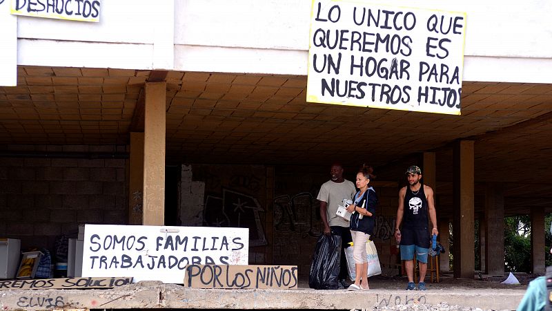 Desahucian a 90 familias de un edificio en ruinas en Arona, Tenerife