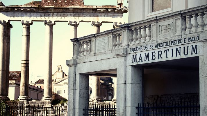 Dentro de la Cárcel Mamertina, uno de los lugares más lúgubres de la antigua Roma