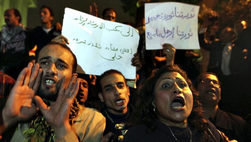 Los egipcios continúan con la protesta contra Morsi tras una noche de enfrentamientos 