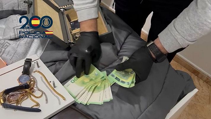 Telediario 1 - Desarticulan una banda criminal que robaba en viviendas de futbolistas