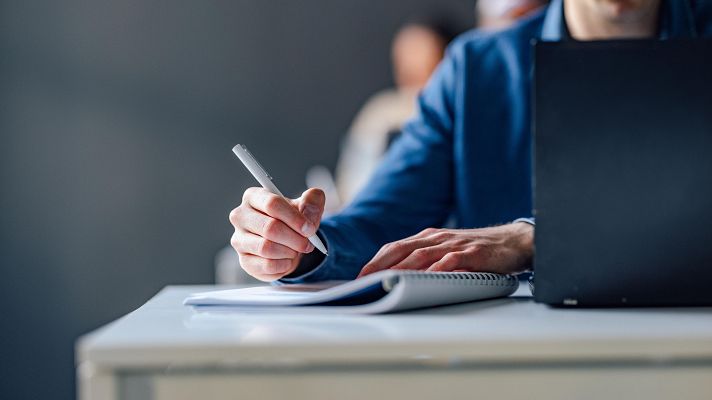 Telediario 1 - El uso de los móviles en clase impacta en el rendimiento universitario: "La comprensión lectora cada vez es menor"