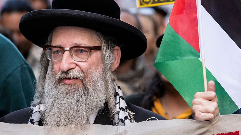 Judíos ultraortodoxos apoyan a los palestinos: en sus manifestaciones queman banderas israelíes
