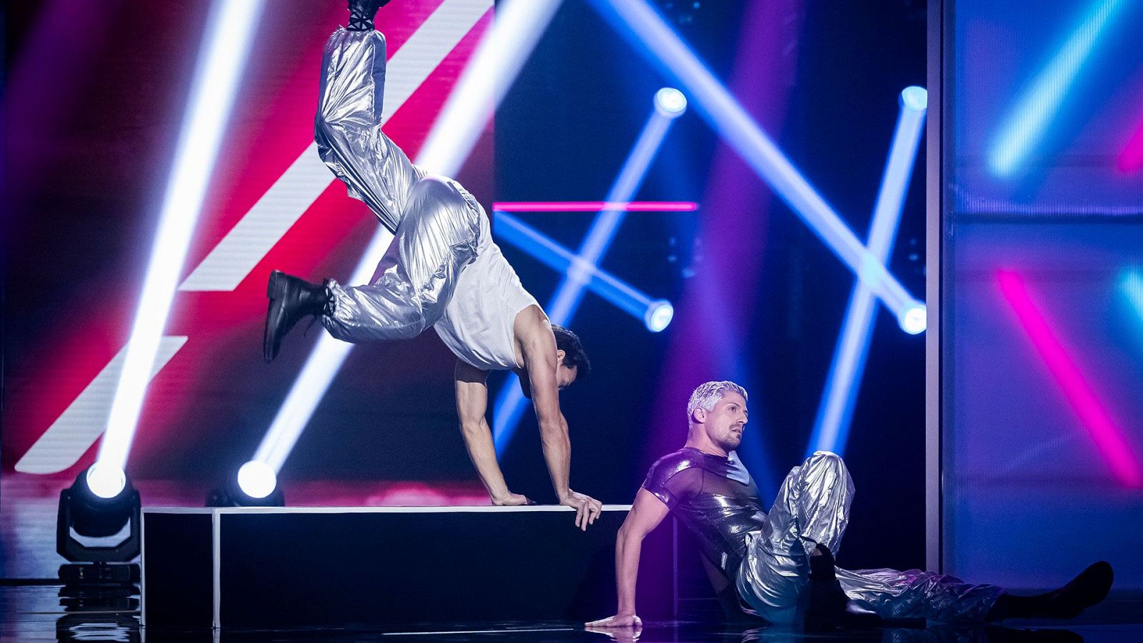 Santiago y Jaime Astrain, sensualidad con "Envolver" en 'Baila como puedas' - Baila como puedas | Ver