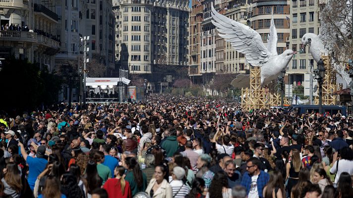 Valencia en Fallas: mientras unos disfrutan, otros huyen de la ciudad y de las aglomeraciones