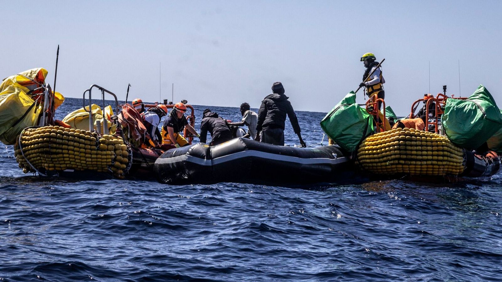 Italia envía a 1.450 kilómetros un barco con supervivientes de un naufragio