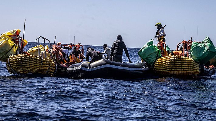 Italia envía a 1.450 kilómetros un barco de rescate con supervivientes de un naufragio con 60 muertos