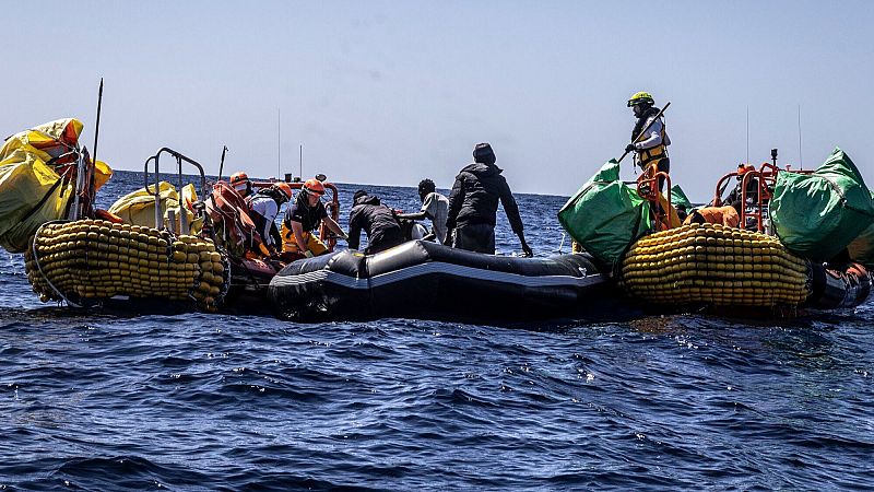 Italia envía a 1.450 kilómetros un barco con supervivientes de un naufragio | Ver