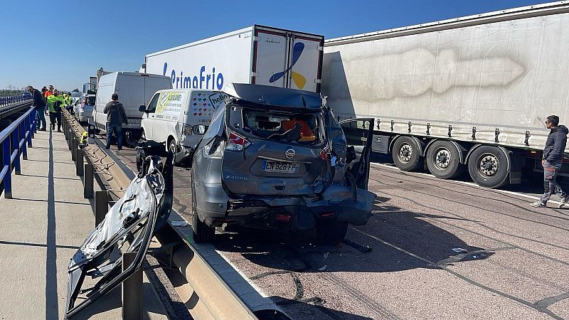 Un muerto en un accidente mltiple en Castelln con 40 vehculos implicados
