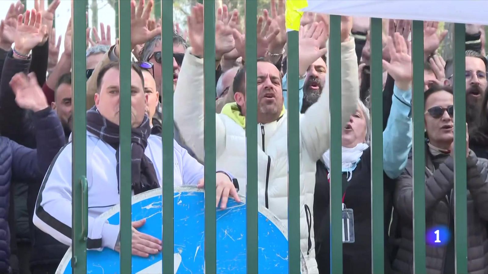 Protestes a les portes de les 14 presons catalanes: els treballadors reclamen garanties de seguretat - L'Informatiu | Veure