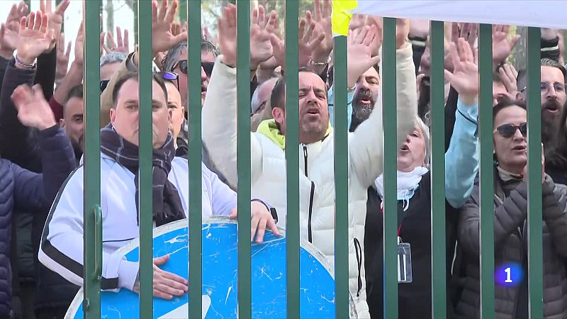 Protestes a les portes de les 14 presons catalanes: els treballadors reclamen garanties de seguretat - L'Informatiu | Veure