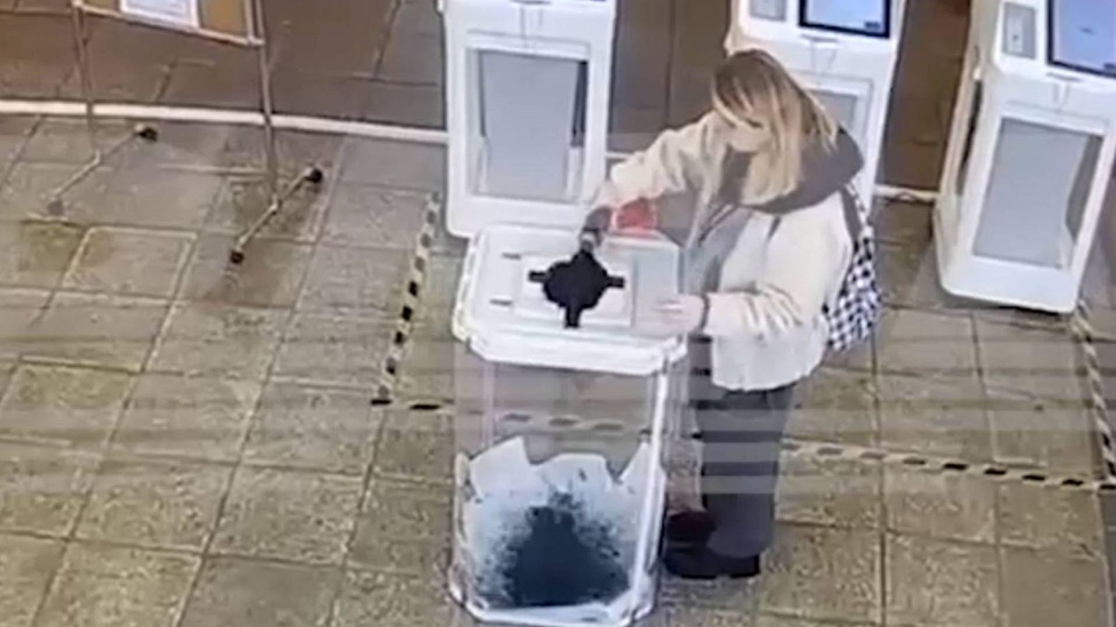 Elecciones en Rusia: Una mujer sabotea una urna en las elecciones presidenciales rusas