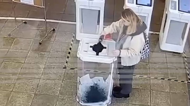 Elecciones en Rusia: Una mujer sabotea una urna en las elecciones presidenciales rusas | Ver