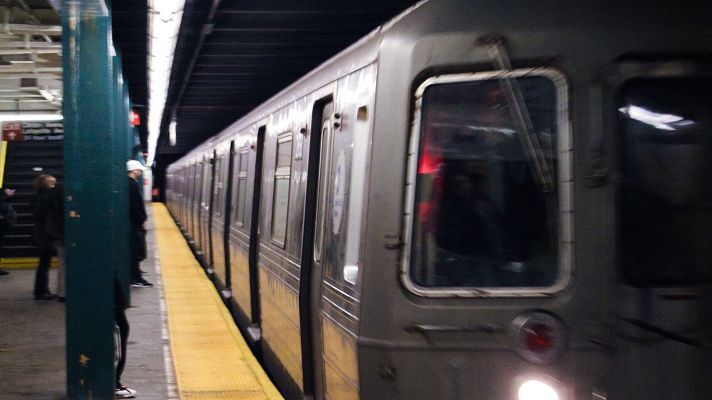Telediario 1 - Un tiroteo deja un herido en plena hora punta en el metro de Nueva York