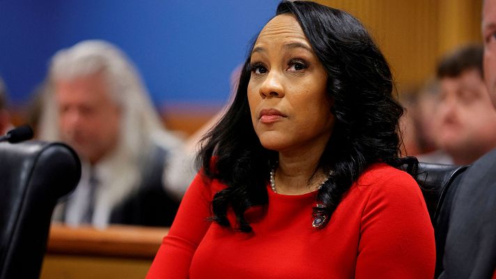 Telediario 2 - La relación de la fiscal Fani Willis con un subordinado, a punto de tumbar uno de los juicios más importantes contra Trump