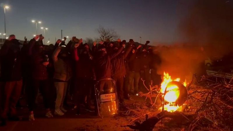 Prisiones: los funcionarios mantienen el bloqueo en tres centros - Fin de semana 24h | Ver