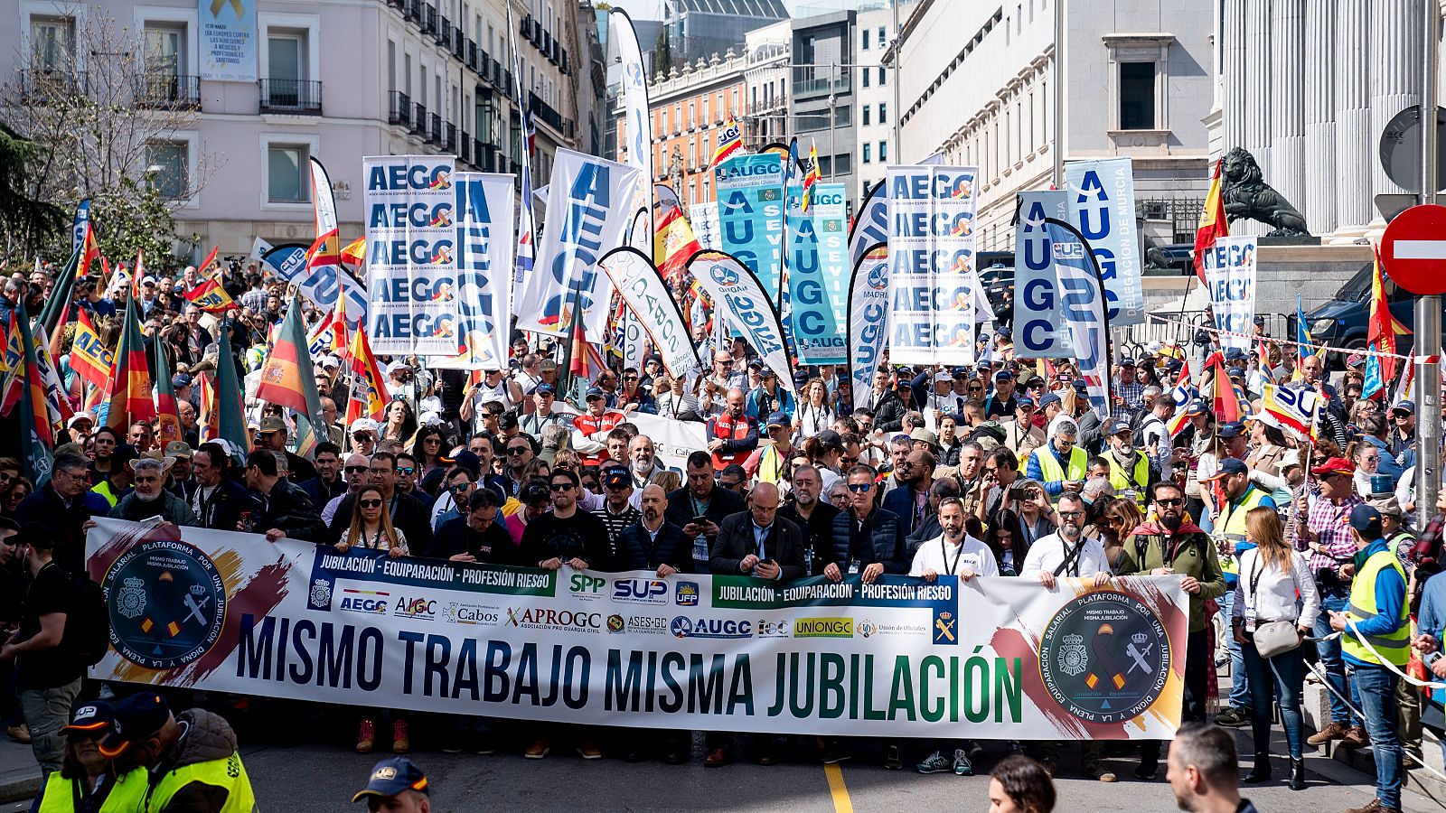 Policías y guardias civiles protestan en Madrid