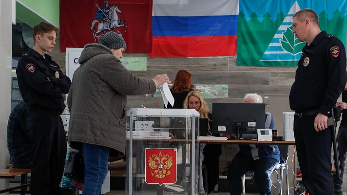 La segunda jornada de votación en Rusia transcurre sin grandes incidentes, salvo alguna protesta aislada contra Putin