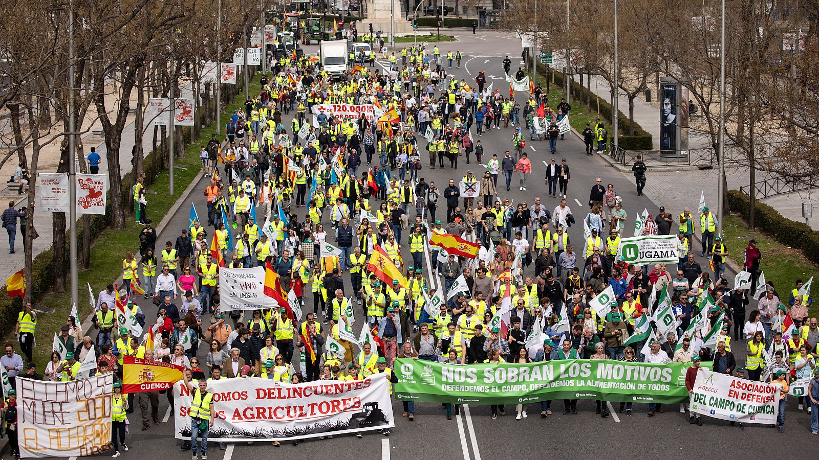 Cinco columnas de tractores llegan a Madrid para exigir mejoras para el campo