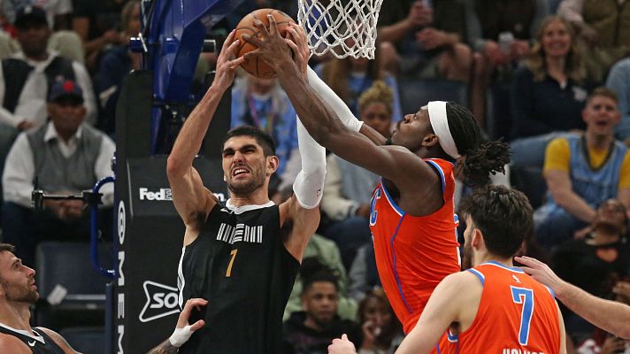 Espectacular mate de espaldas de Santi Aldama en la NBA