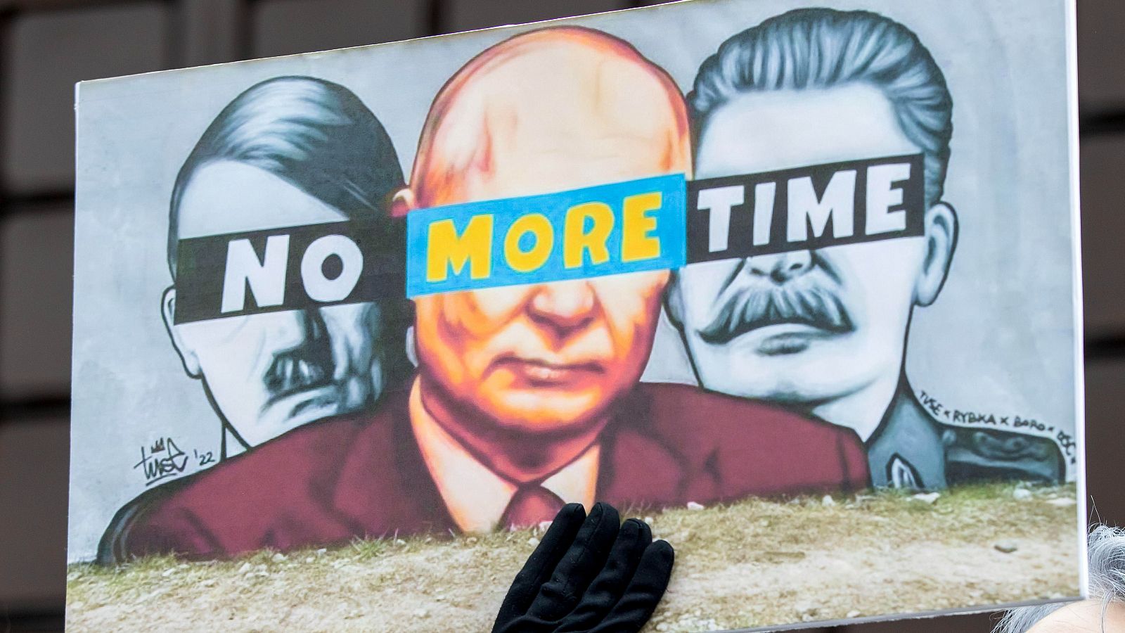 Los rusos en el exterior protestan contra Putin a las puertas de las embajadas de Rusia en muchos países