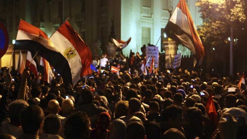 Miles de egipcios marchan ante el palacio presidencial contra Morsi