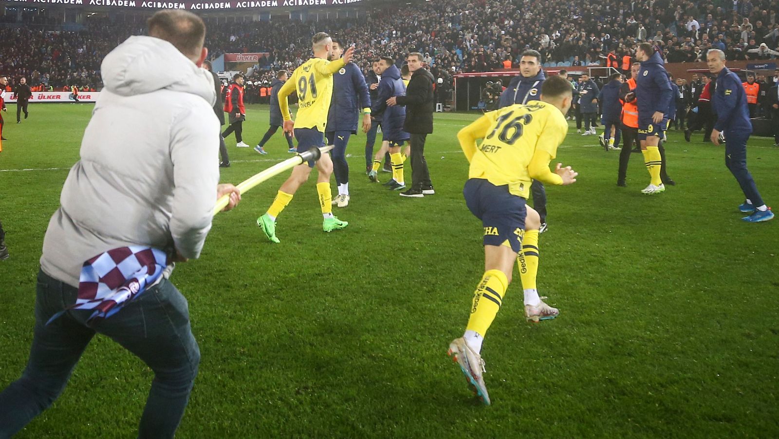 Ultras del Trabzonspor agreden a los jugadores del Fenerbahçe