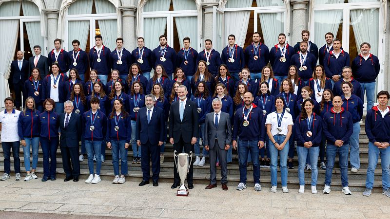 El rey recibe a los medallistas de natación y waterpolo | Ver