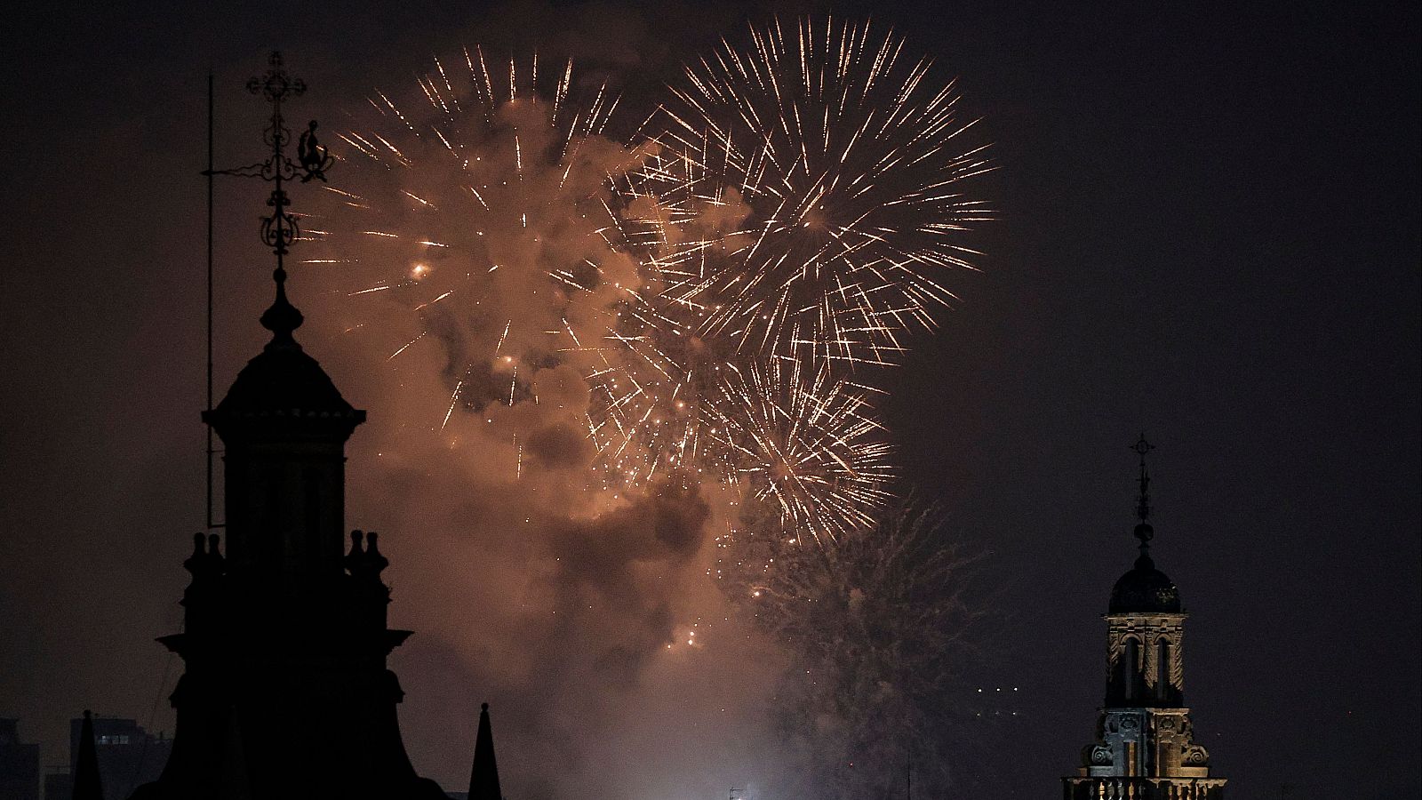 Valencia se ilumina con la Nit del Foc