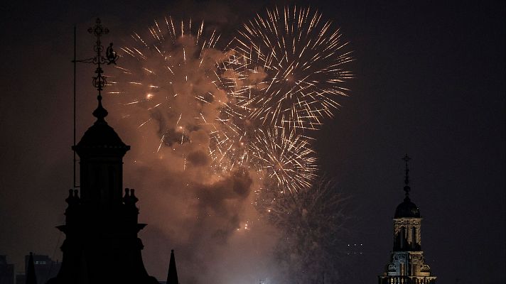 Valencia se ilumina con la Nit del Foc