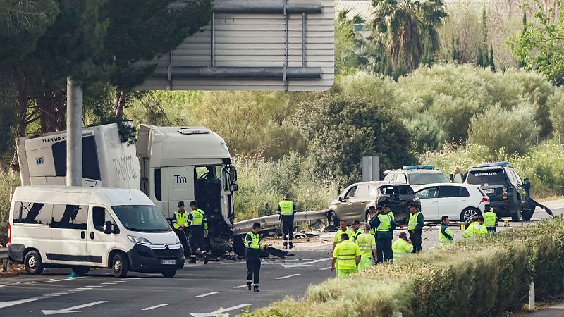 Seis muertos, entre ellos dos guardias civiles, tras ser arrollados por un camión un control en la AP-4 | Ver