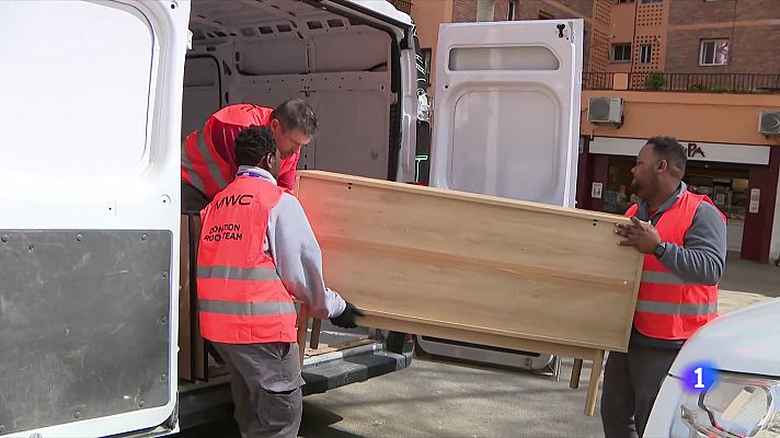 L'Informatiu - El MWC recicla 5 tones de material per repartir a entitats socials