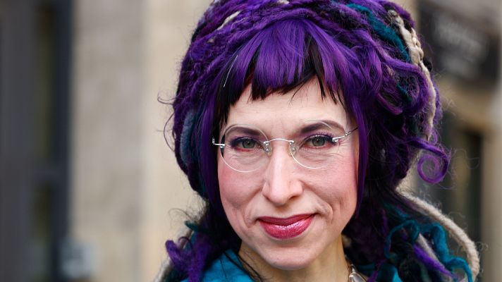 Telediario 2 - Sofi Oksanen denuncia en 'Dos veces en el mismo río' casos de violencia sexual en Ucrania